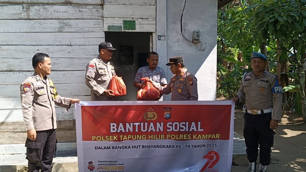 Merajut Silaturahmi:  Polsek Tapung Hilir Bagikan Bansos dalam Rangka Hari Bhayangkara Ke - 79