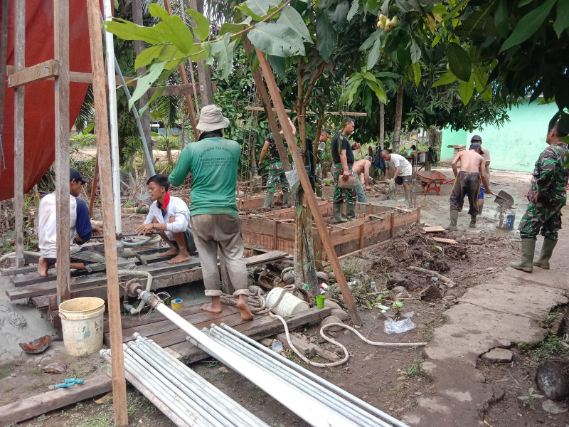 Semangat Gotong Royong, Babinsa Koramil 06/Kateman Bersama Warga Percepat Pembangunan Sumur Bor di TMMD ke-123