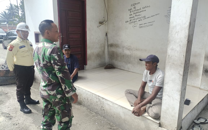 Babinsa Koramil 02 Patroli dan Sambangi Masyarakat