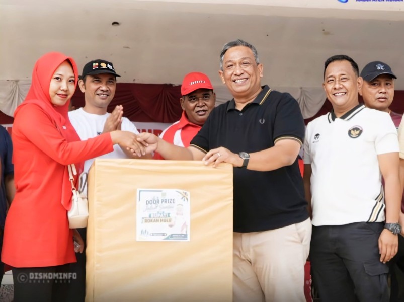 Meriahkan HUT RI Ke-81 Tingkat Kec.Rambah, Bupati Anton Lepas Jalan Santai di Taman Kota Pasir Pengaraian