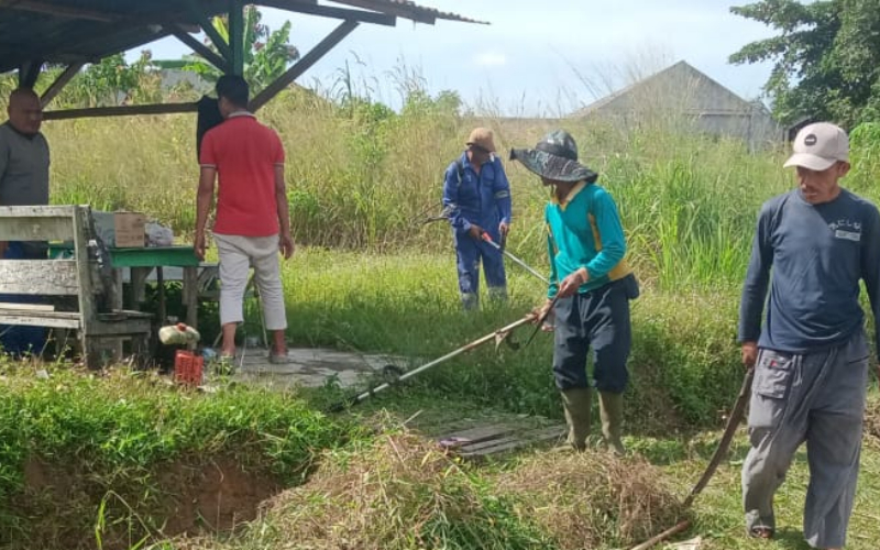 Babinsa dan Warga RT 10 Kompak Gelar Gotong Royong di Jalan Inpres II Bagan Besar