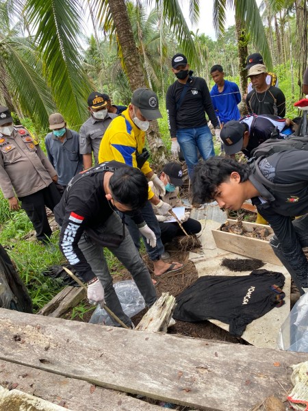 Polsek Reteh Evakuasi Kerangka Manusia di Desa Sungai Asam
