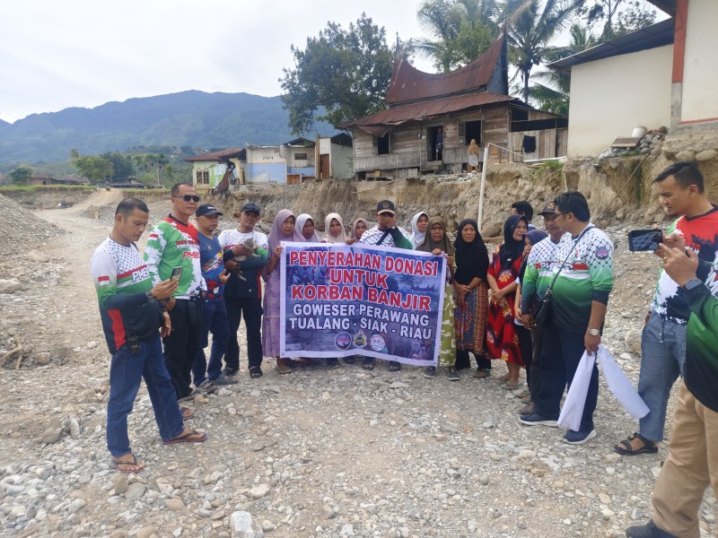 Komunitas Sepeda Perawang Salurkan Donasi Rp20 Juta untuk Korban Banjir dan Longsor di Kabupaten Solok