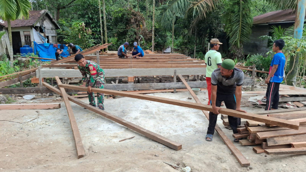 Pra TMMD ke-123, Personel Kodim 0314/Inhil Pasang Kayu Gelegar Pembangunan RTLH