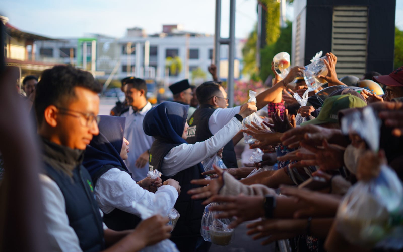 Dipimpin Viencent Moerghasini Yusuf, DPC IKA UIR Dumai Bagikan 300 Paket Takjil
