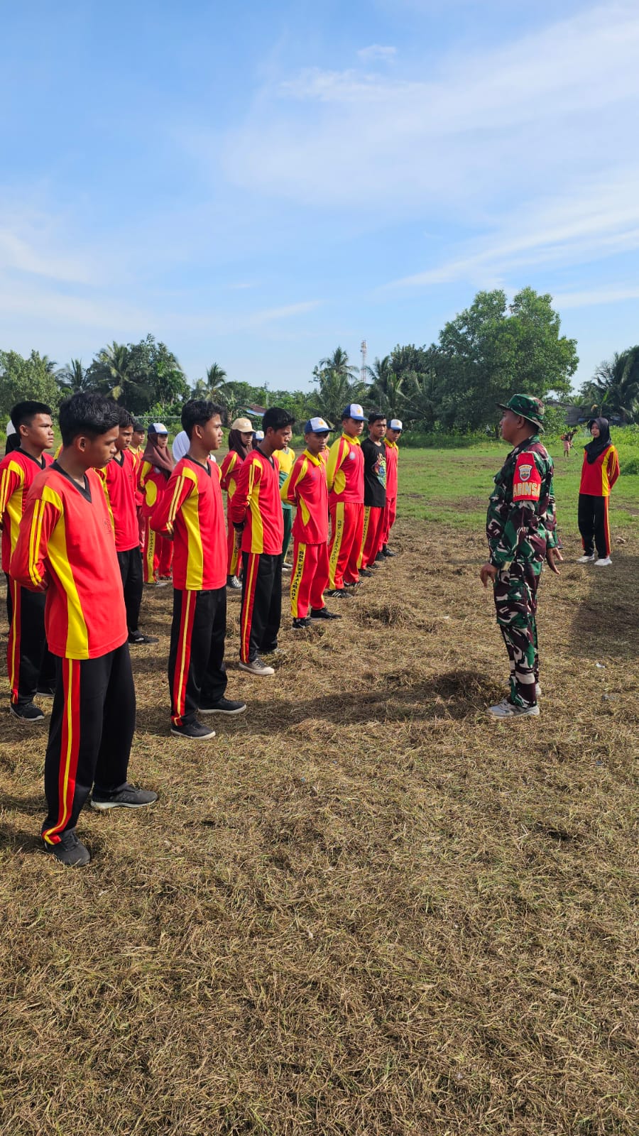 Babinsa Koramil 06/Kateman Latih Pasukan Pengibar Bendera HUT RI ke- 80 di Desa Air Tawar