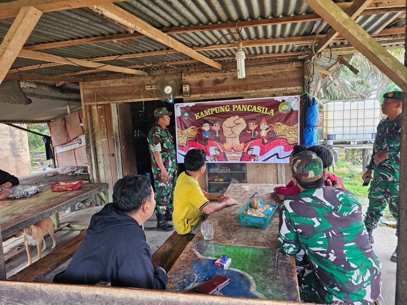 Babinsa Serda Holmes Pasaribu Sosialisasikan Nilai-Nilai Pancasila di Minas