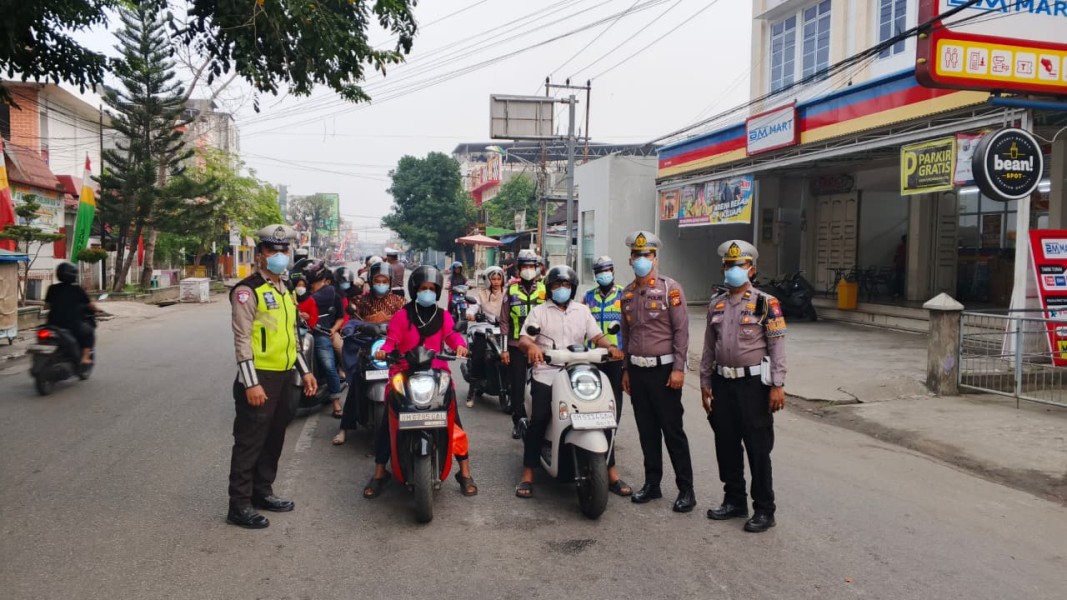 Di Tengah Ancaman Asap, Satlantas Polres Inhil Turun ke Jalan Bagikan 500 Masker N95