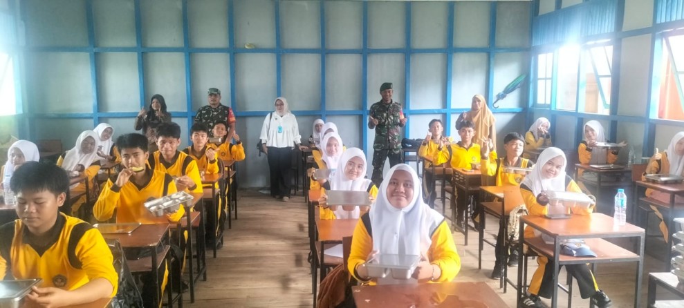 Babinsa Koramil 06/Kateman Kembali Berikan Pendampingan Kegiatan Makan Bergizi Gratis di Sekolah-sekolah
