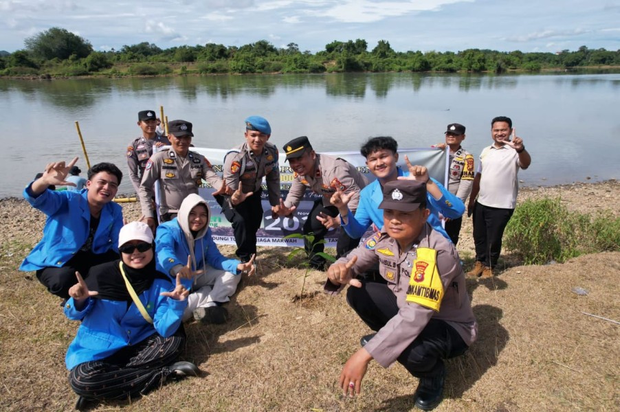 Polsek Bangkinang Barat Tanam 45 Batang Matoa, Mahoni, Gaharu  Dukung Hari Pohon Nasional 2025