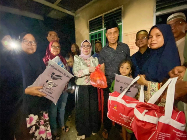 Bupati dan Wabup Kampar Tinjau Korban Kebakaran di Desa Kumantan