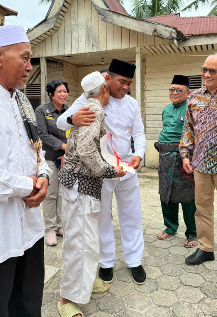 Bupati Pelalawan Serahkan 236 Sertifikat Program Redistribusi Tanah Tahun 2025 di Desa Pangkalan Gondai