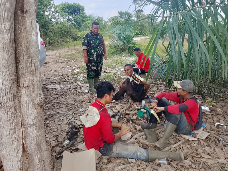 Babinsa Serma D. Sihombing Laksanakan Komsos Kesehatan di Muara Bungkal, Warga Antusias