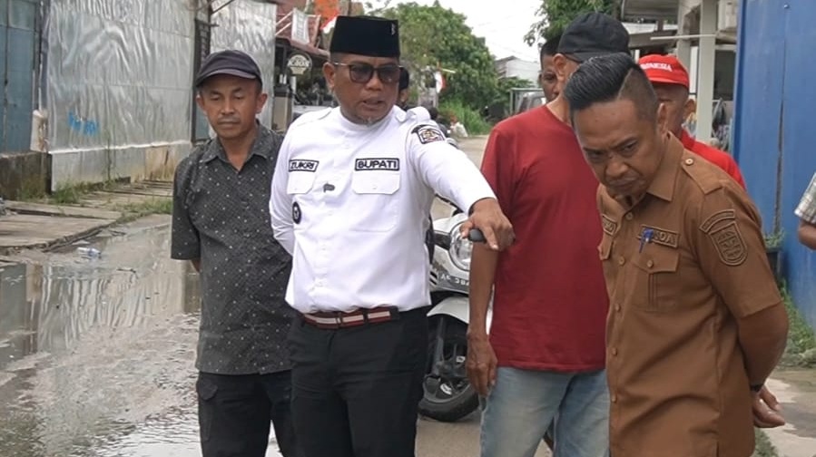 Tinjau Kondisi Drainase di BTN Lama, Zukri Ajak Warga Jaga Kebersihan