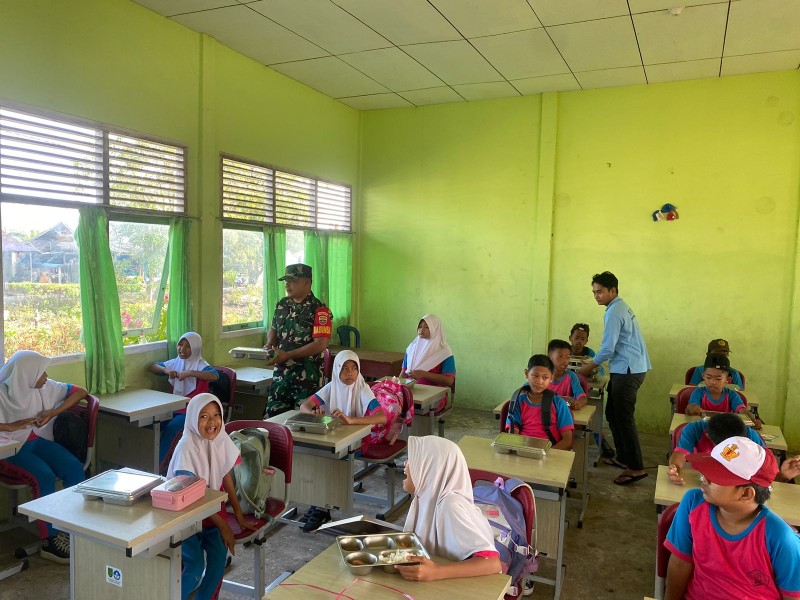 Babinsa Koramil Kateman Berikan Pendampingan Kegiatan MBG di Sekolah Sekolah di Kateman