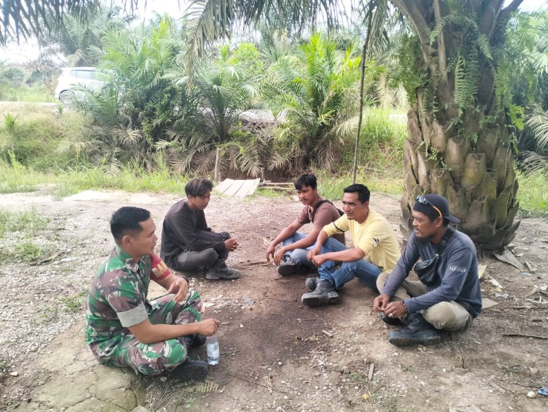 Babinsa Koramil 03/Minas Gelar Sosialisasi Bahaya Narkoba di Desa Minas Barat