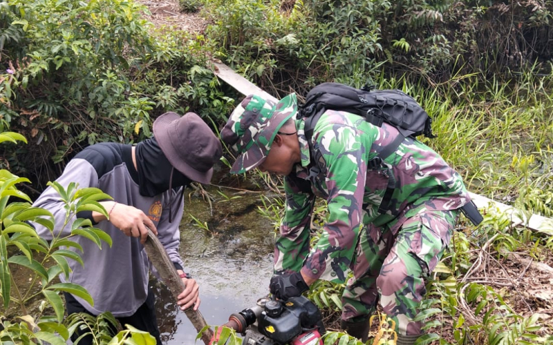 Tim Gabungan TNI Kodim dan Instansi Terkait Berjibaku Padamkan Kebakaran Lahan di Dumai