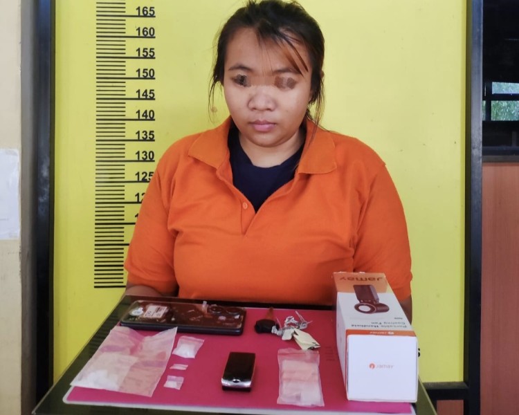 Polsek Pasir Penyu Ringkus Wanita Diduga Pengedar Sabu di Depan Gerai Ritel