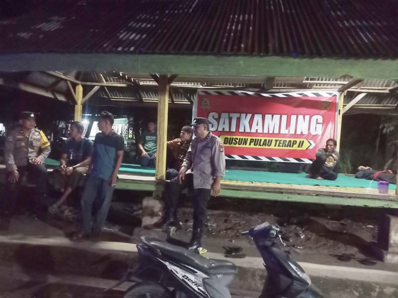 Jalin Kemitraan, Bhabinkamtibmas Polres Kampar 'Blusukan' ke Pos Satkamling Binamang, Beri Rasa Aman dan Nyaman Kepada Masyarakat!