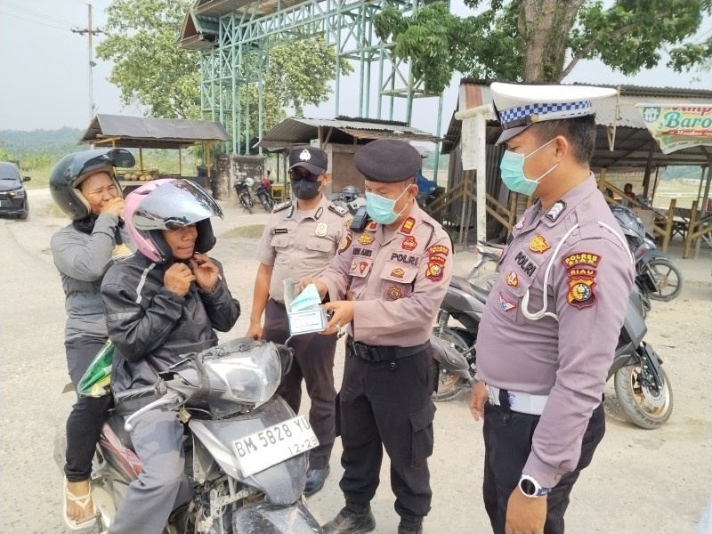 Antisipasi Kabut Asap, Polsek Minas Bagikan 100 Masker kepada Masyarakat