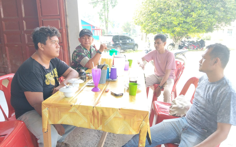 Babinsa dari Koramil 02 Patroli Keamanan di Sepanjang Jalur Pipa Minyak