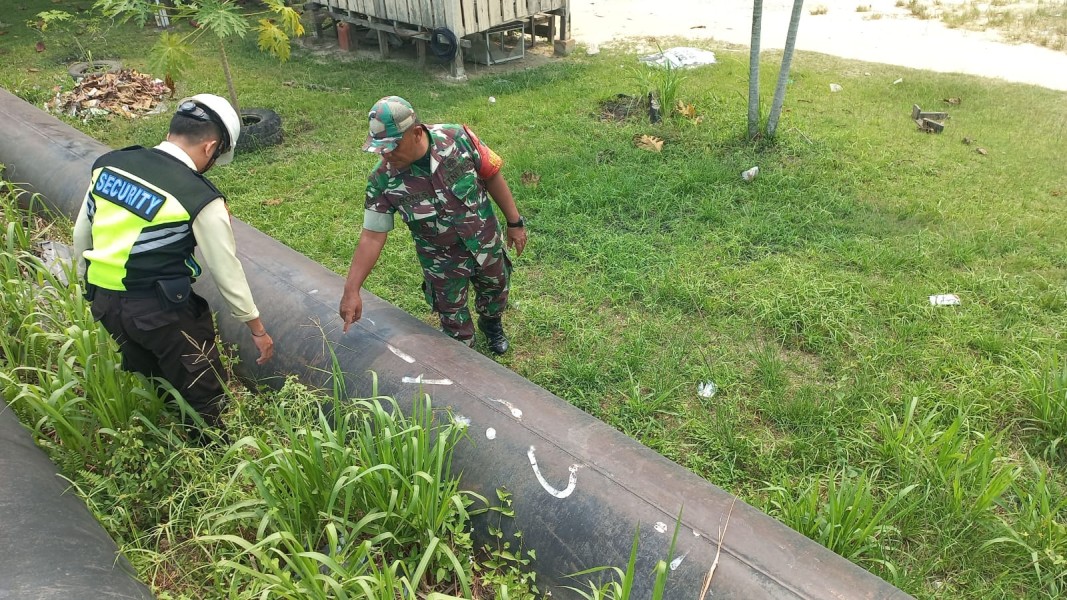 Babinsa dan Security PHR Patroli Jalur Pipa, Warga Diimbau Jaga Keamanan Fasilitas Vital