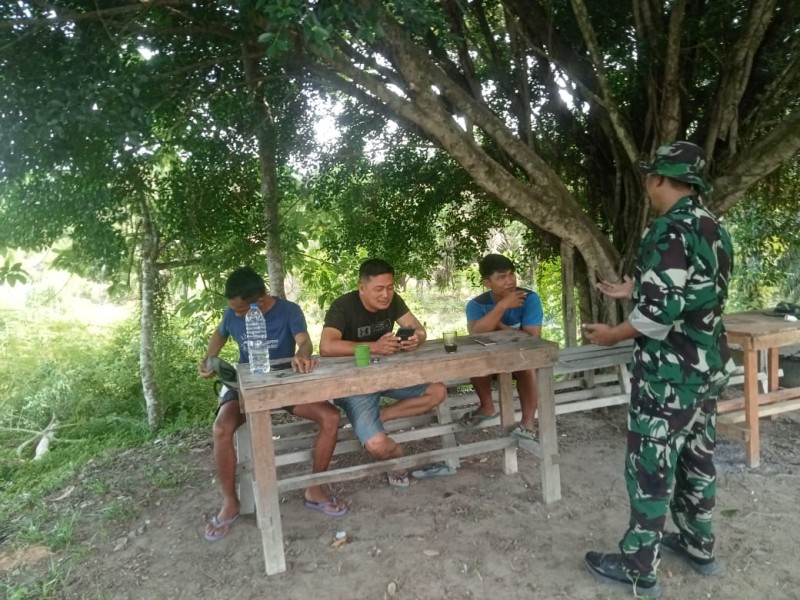 Babinsa Serda Heppy Setyawan Sosialisasikan Bahaya Narkoba di Kampung Tasik Betung