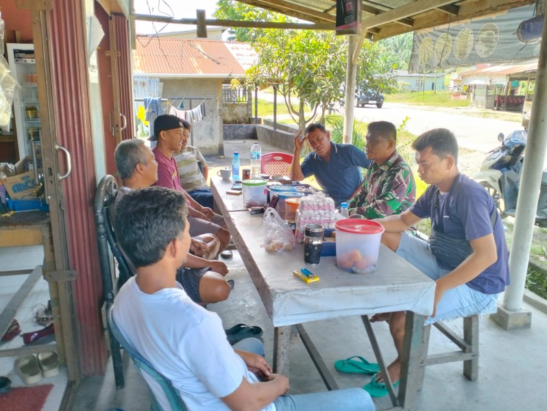 Babinsa Serma Risman Girsang Ajak Warga Sungai Selodang Jaga Kesehatan Lewat Komsos