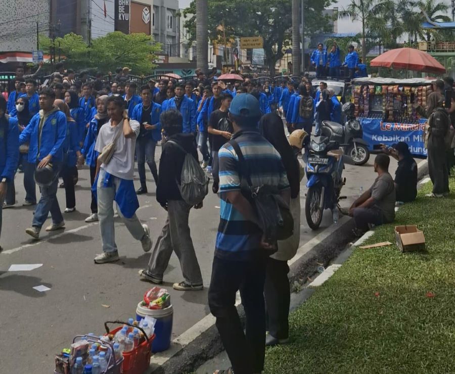 Pedagang Batagor Raup Rezeki Saat Aksi Demontrasi di DPRD Riau