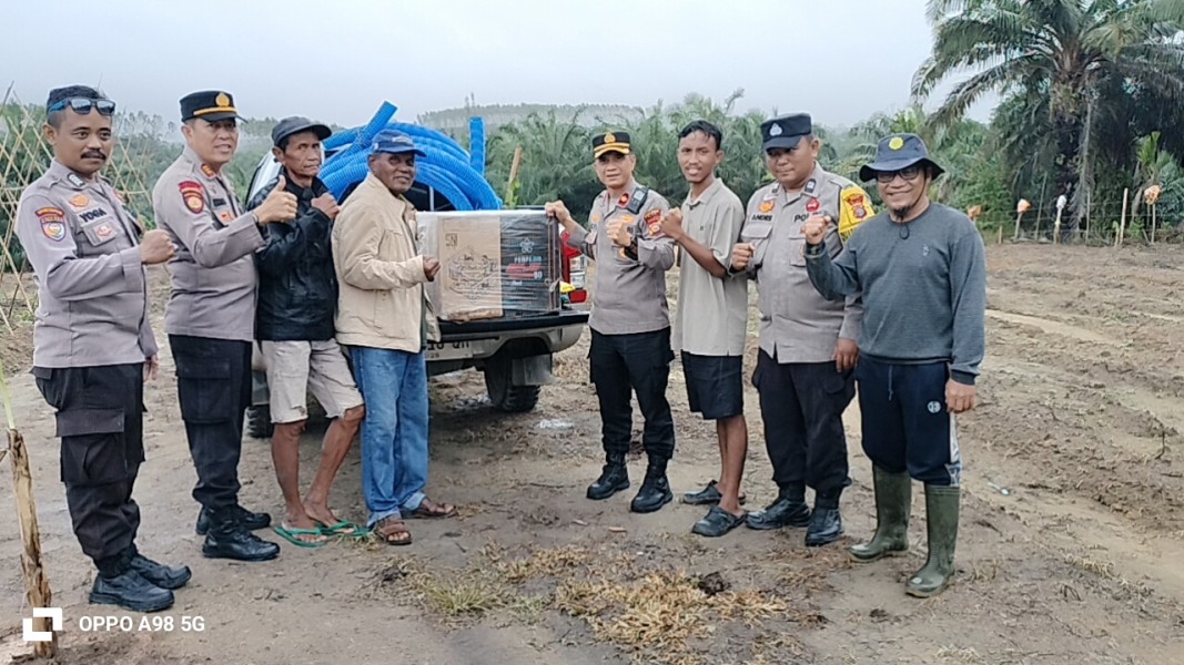 Kapolsek Minas Serahkan Bantuan Alsintan dan Pestisida kepada Kelompok Tani Dahlia Kuning, Dukung Swasembada Pangan di Siak