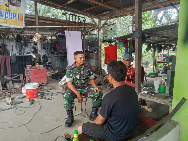 Sertu L. Syahdanur Ajak Warga Perawang Barat Jaga Kebersihan dan Kesehatan Lingkungan Lewat Komsos