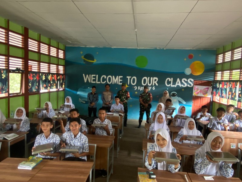 Dukung Program Peningkatan Gizi, Babinsa Koramil 06/Kateman  Dampingi Kegiatan Makan Bergizi Gratis di Sekolah