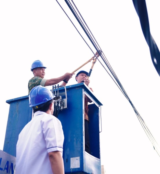 Bersama Tim Gabungan, Wako Agung Pimpin Tertibkan Kabel Jaringan Yang Semrawut.