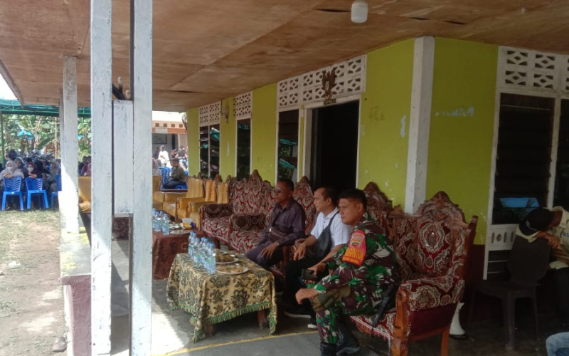 Babinsa Koramil 03 Pererat Hubungan dengan Masyarakat