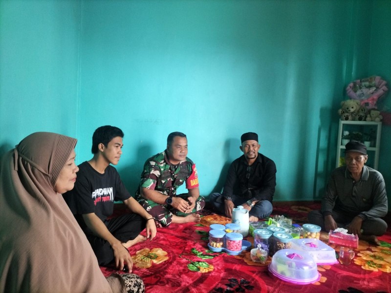 Babinsa Koramil 06/Kateman Pererat Silaturahmi dengan Warga di Momen Idul Fitri