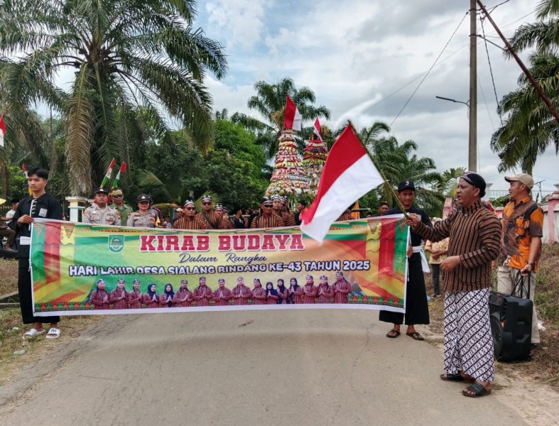 Meriahkan HUT ke-43 dan 10 Muharram, Desa Sialang Rindang Gelar Kirab Budaya & Sedekah Bumi