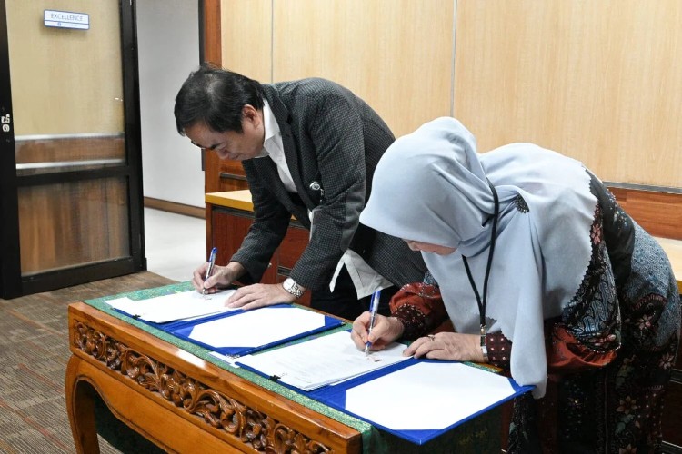 BI Riau Serahkan Hibah Mobil Operasional untuk Universitas Riau
