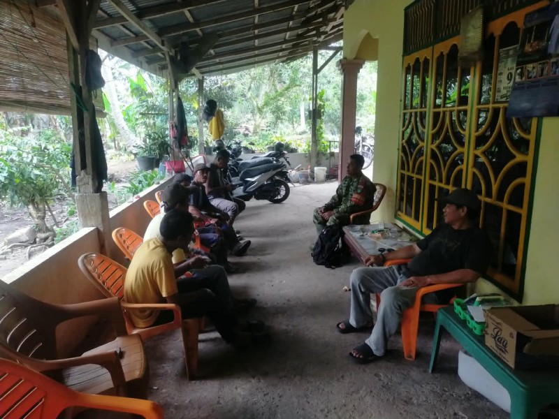 Jaga Kedekatan dengan Warga, Babinsa Bangsal Aceh Gelar Komsos