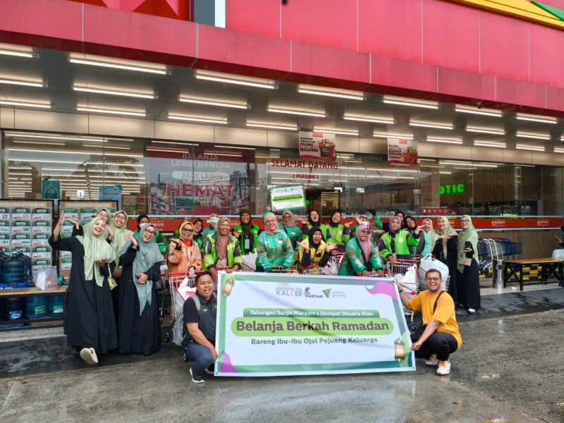 Komunitas Sahabat Maryam dan Dompet Dhuafa Riau Ajak Driver Ojol Wanita Belanja Sembako Lebaran