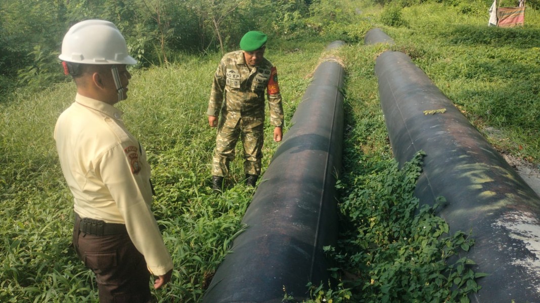 Cegah Gangguan Aset Vital, Babinsa dan Security Pertamina Sisir Jalur Pipa di Bukit Kapur