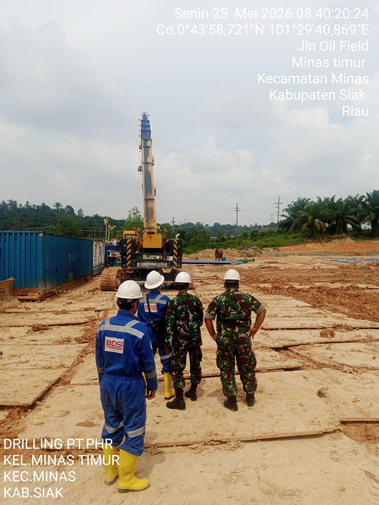Serma D. Sihombing dan Serma Sri Wahyudi Laksanakan Patroli Pengamanan Area Drilling di Minas
