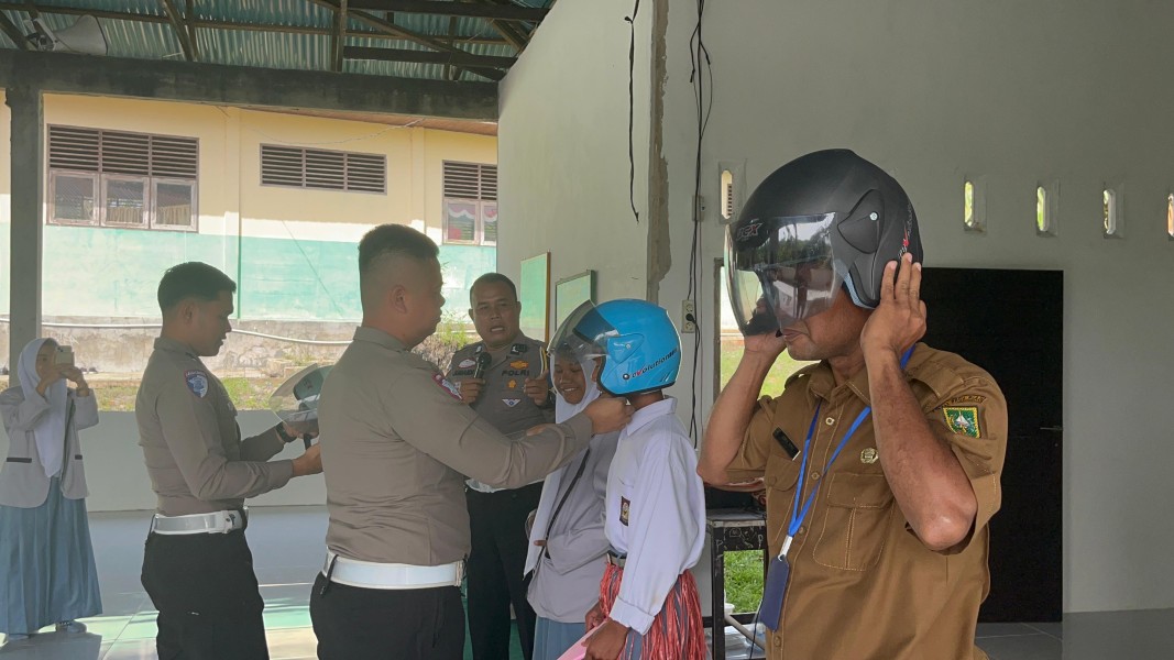 Polisi Berbagi Kebaikan: Satlantas Polres Kampar Edukasi Pelajar Baru SMA N 1 Koto Kampar Hulu tentang Keselamatan!
