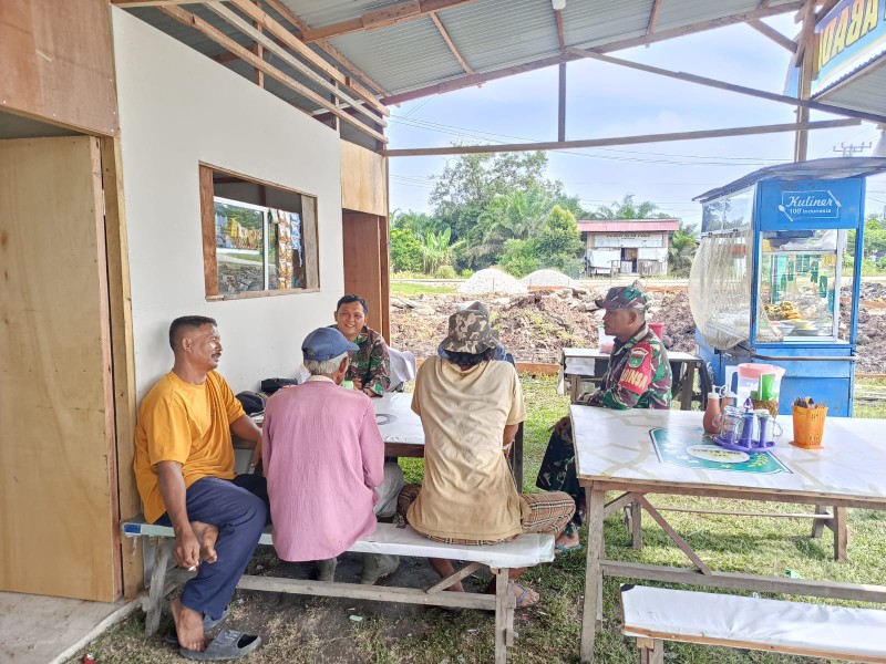Babinsa Serda Haris Sandya Pratama Edukasi Warga Muara Kelantan tentang Bahaya Narkoba