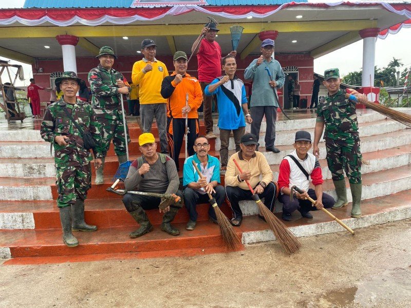 Personel Koramil 06/Kateman Gotong Royong Bersihkan Lapangan Balai Rakyat Sungai Guntung