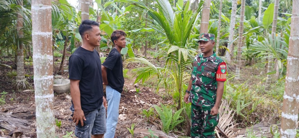 Patroli Tapal Batas di Desa Penjuru, Koptu Deri Perdana Imbau Warga  Tak Buka Lahan dengan Membakar