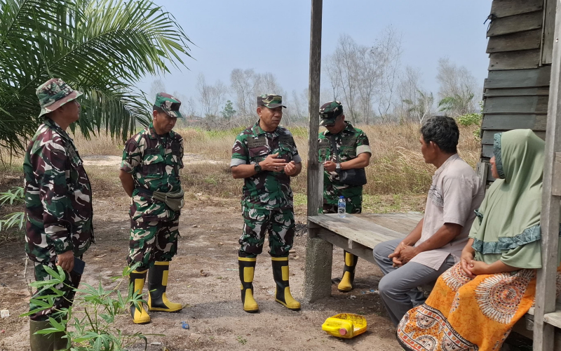 Kodim 0320 Dumai Tinjau Lahan Bekas Terbakar serta Komsos dengan Warga yang Terdampak Karhutla