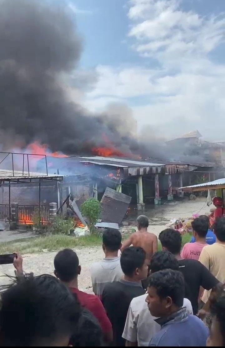Kebakaran Hebat Landa Pasar Kuok Kampar, Sejumlah Toko Hangus di Tepi Jalan Lintas Pekanbaru–Sumbar