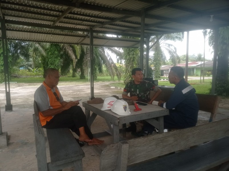 Babinsa Koramil 04/Perawang Ajak Warga Jaga Kebersihan Lingkungan Lewat Komsos di Pinang Sebatang