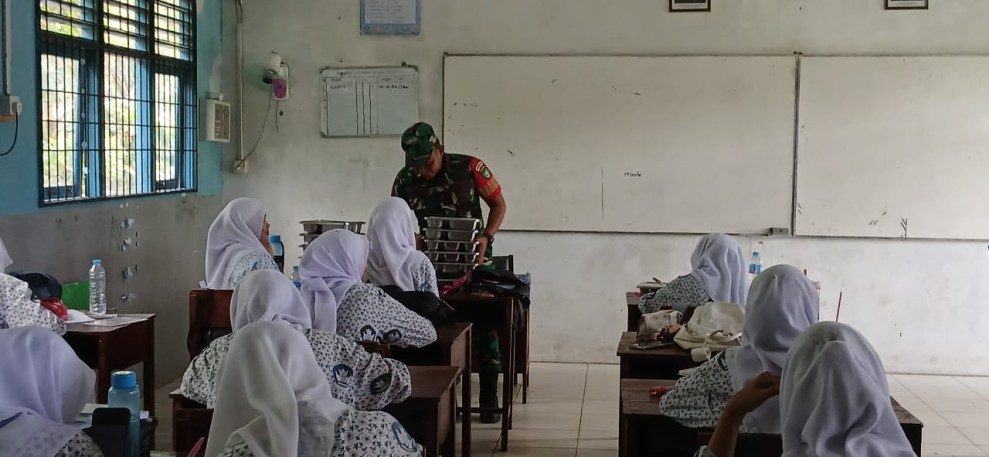 Dukung Generasi Sehat dan Cerdas, Babinsa  Koramil Kateman Kawal Program MBG