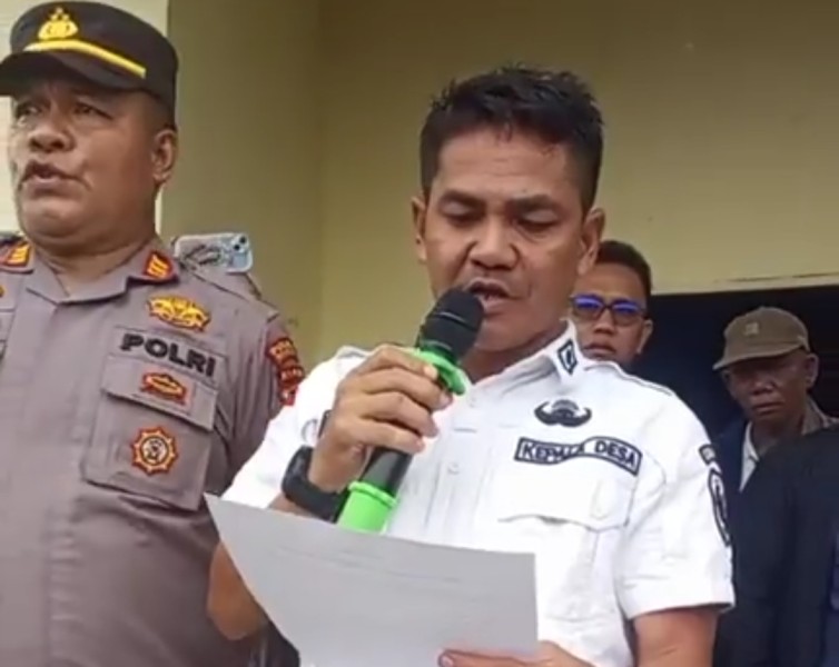 Demo Ratusan Warga di Belantaraya Inhil Berujung Pernyataan Siap Mundur Dari Kepala Desa